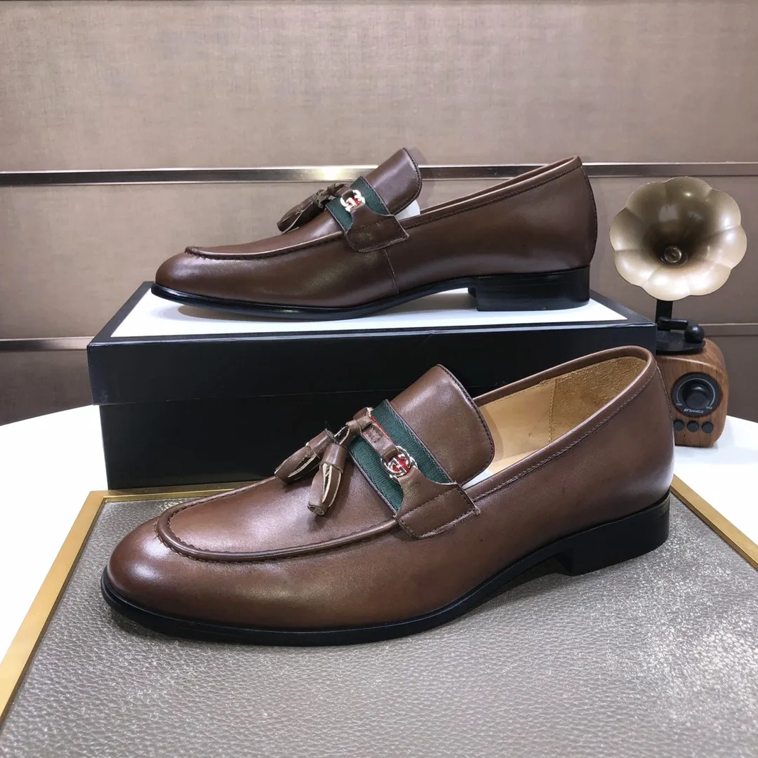 Factory batch 500💰Italy’s top luxury men’s shoe giant (GUCCI) (Gucci) (full cowhide lining) new arrival🍃Original European style🔰 Pleasant to the eye😍In order to make the shoes more durable and non-deformable🌀The production continues to follow traditional methods but there is still no lack of innovation💪The original sheepskin is selected for the leather♻️Smooth, natural and extra bright⭐Made of imported cowhide The rich man’s first choice 38-45 (45 customized)